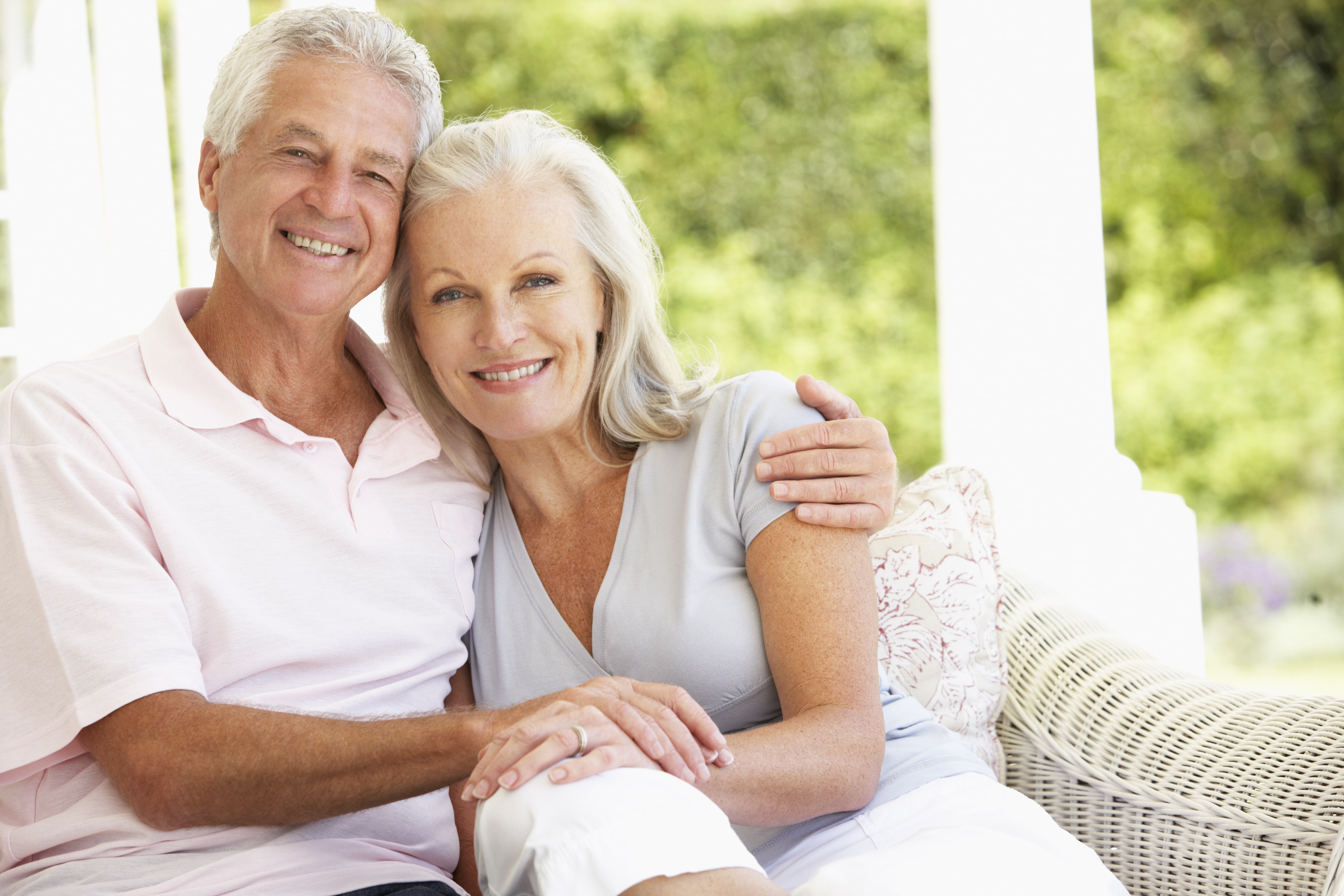 Покупка недвижимости пенсионерам. Пожилые люди. Счастливые пенсионеры. Красивые пожилые пары. Пожилая семья.